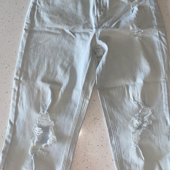 Light Rinse Light Rinse Distressed Super High Rise Mom Jeans - Picture 6 of 6